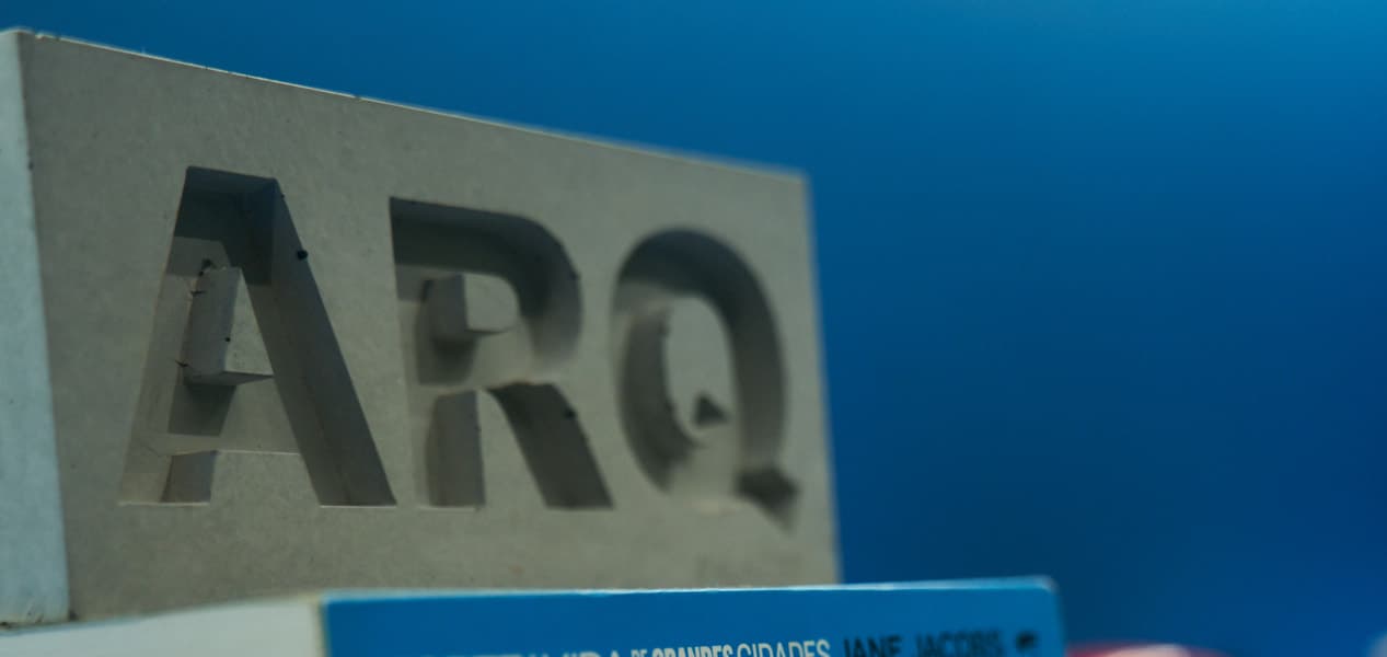 Sinalização ARQ em concreto assinada pela Remix Arquitetura