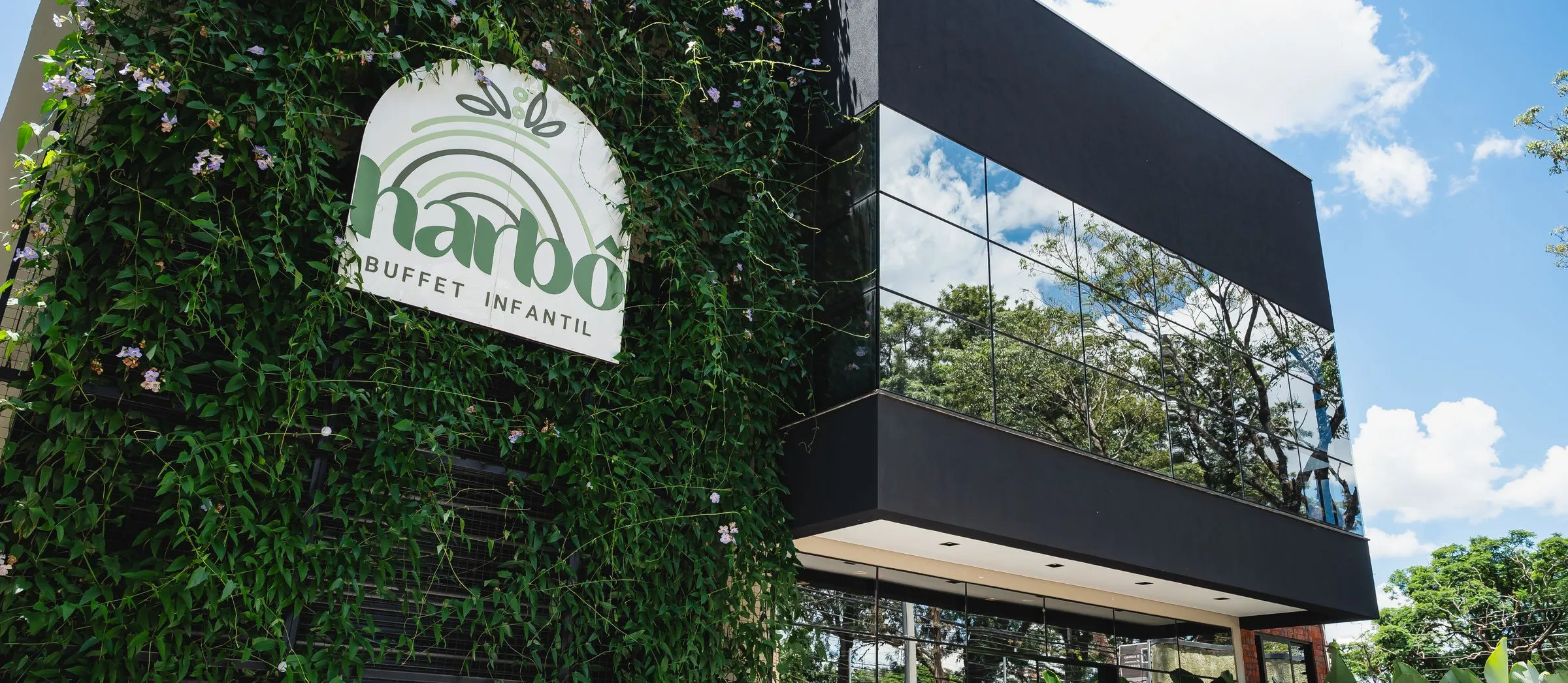 Fachada com jardim vertical do Buffet Harbô