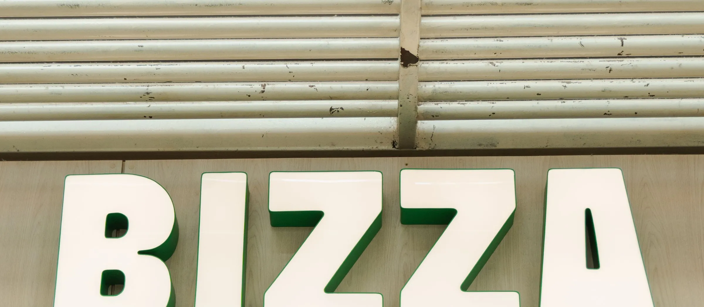 Letreiro e fachada do restaurante Bizza Cozinha Caseira
