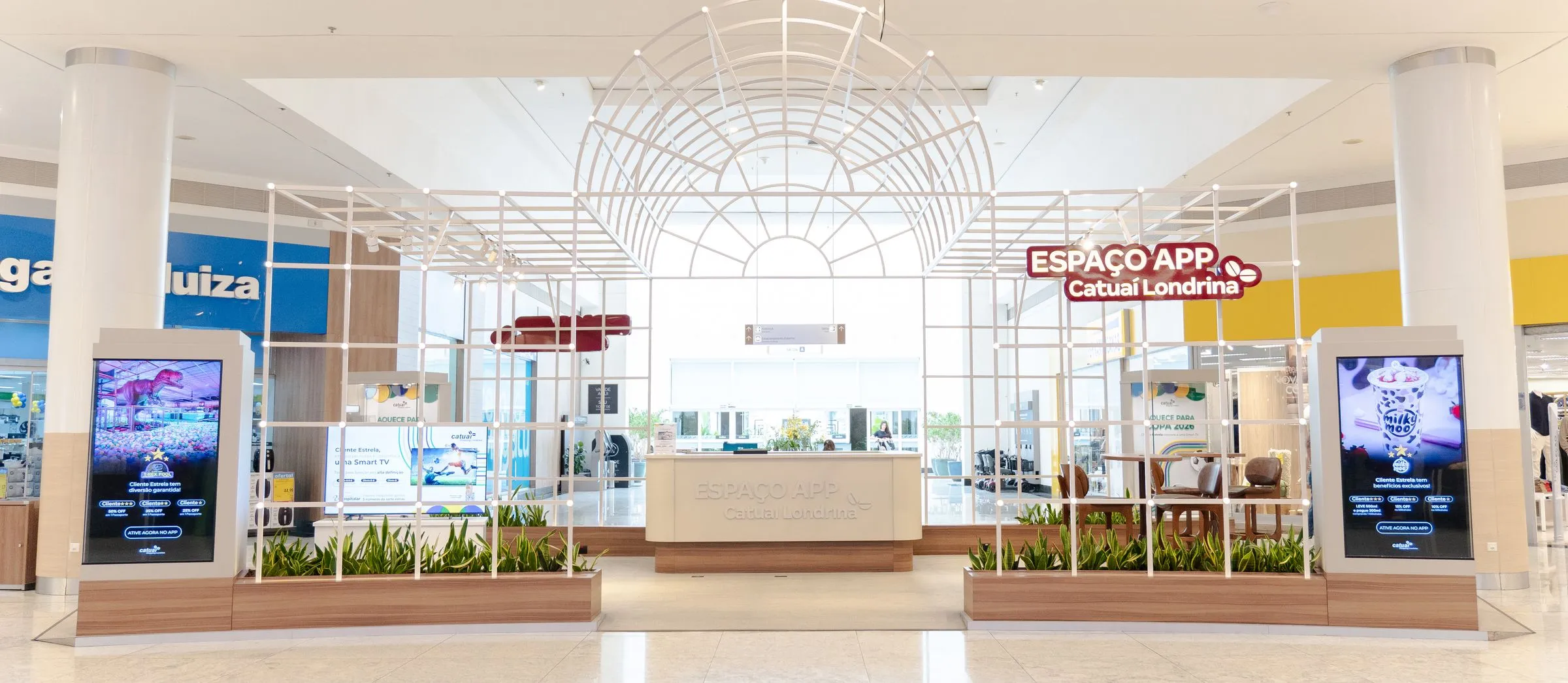 Estrutura em arco do Espaço App no Shopping Catuaí Londrina