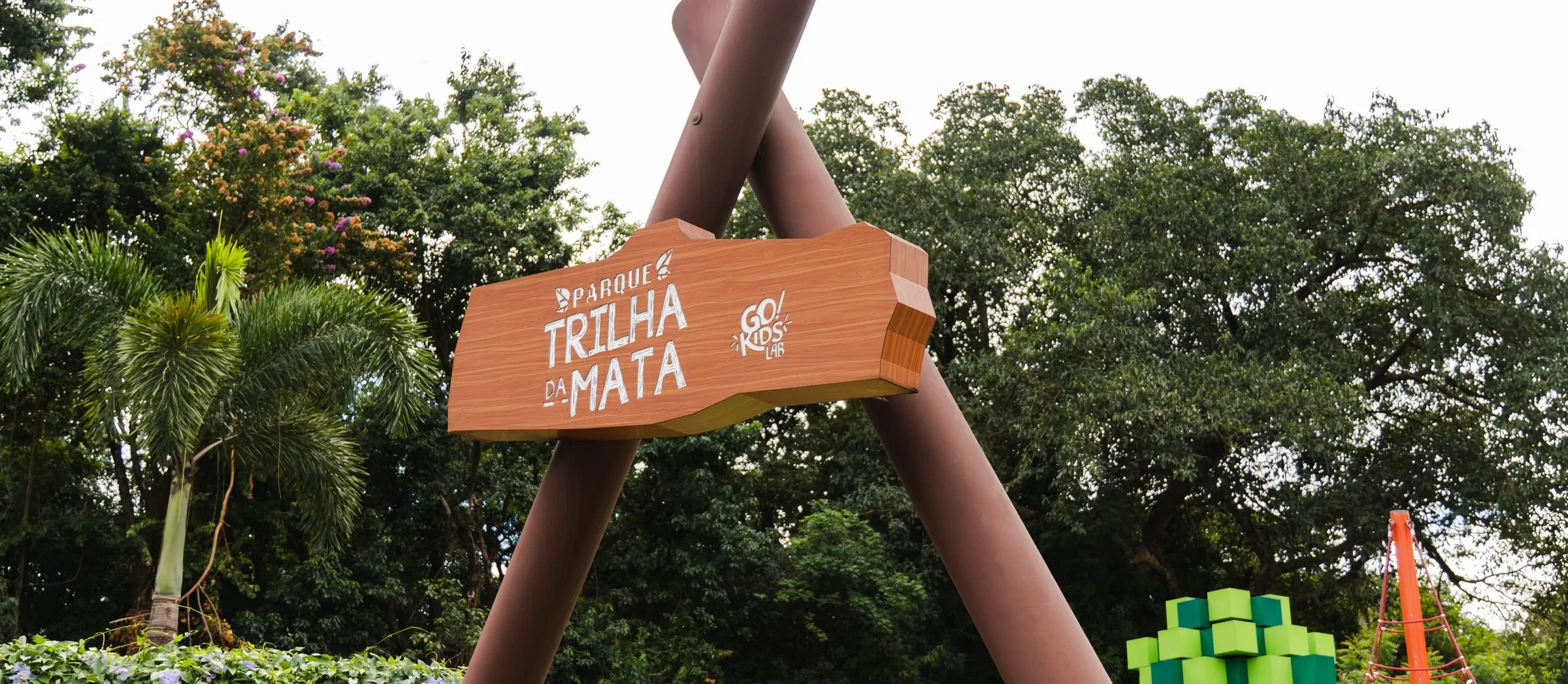 Portal de madeira com placa do Parque Trilha da Mata
